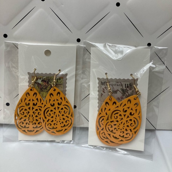 Wood earrings - Picture 2 of 2